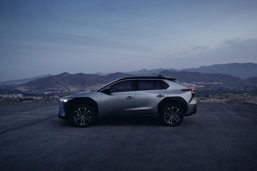  Toyota bZ4X AWD 2021 года  (WW) (фото 12 из 20)